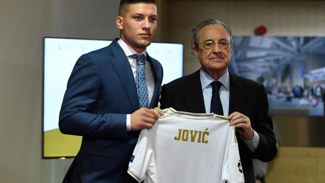 Luka Jovic en su presentación con el Real Madrid