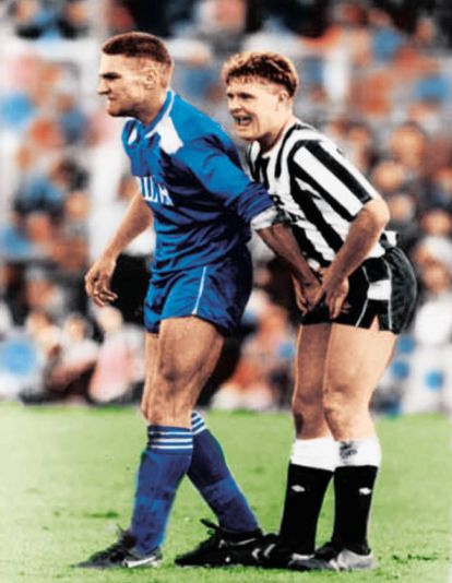 Vinnie Jones agarrando los testiculos de Gascoigne Vinnie Jones agarrando los testiculos de Gascoigne