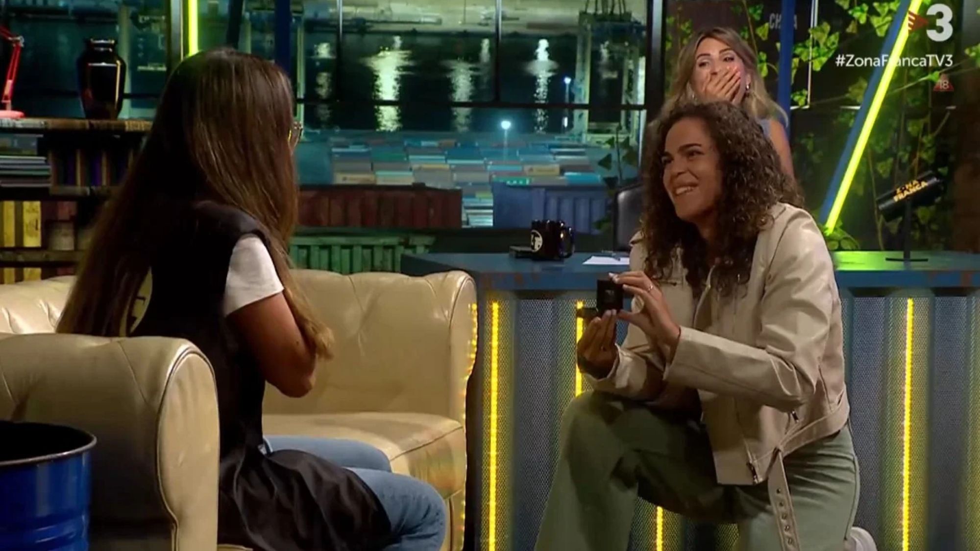 El público de TV3 asistió el momentazo de Andrea Falcón y Carla Puig El público de TV3 asistió el momentazo de Andrea Falcón y Carla Puig