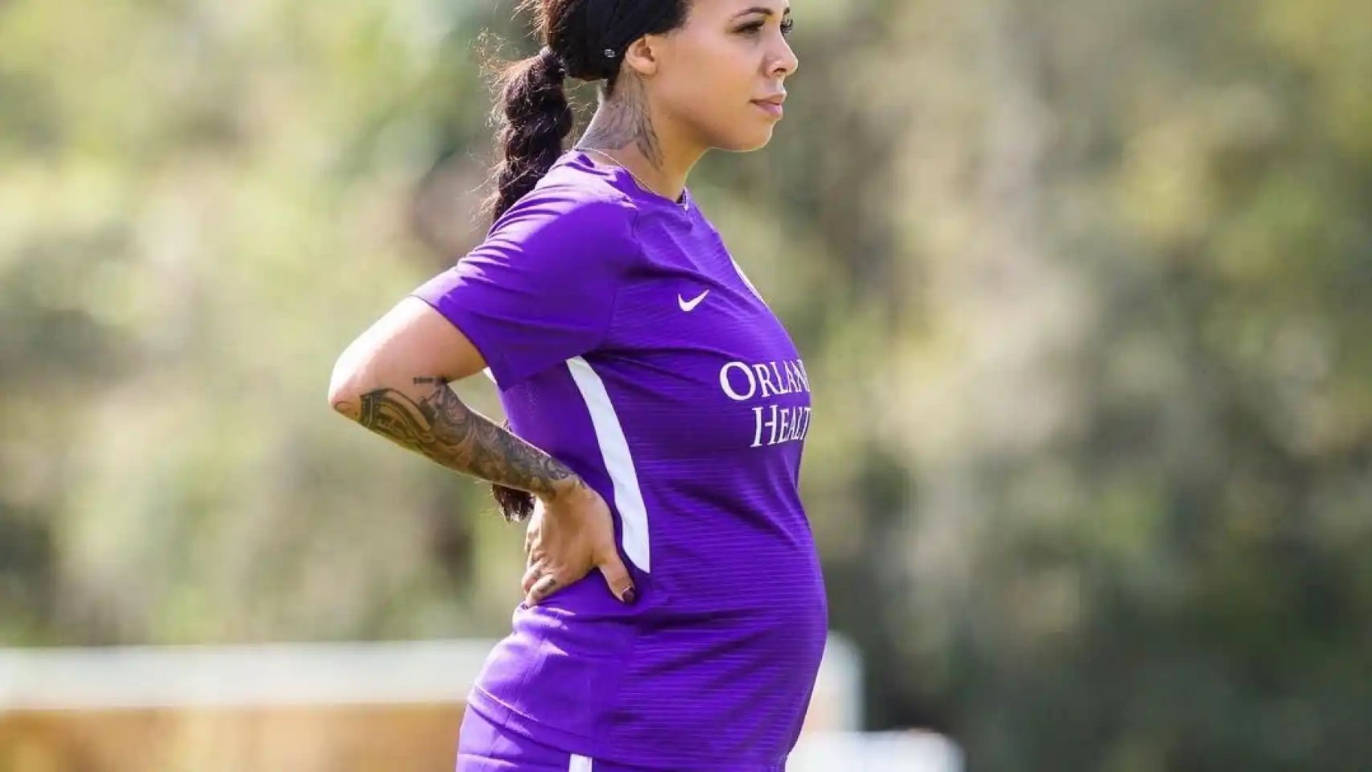 La futbolista Alex Morgan embarazada y entrenando