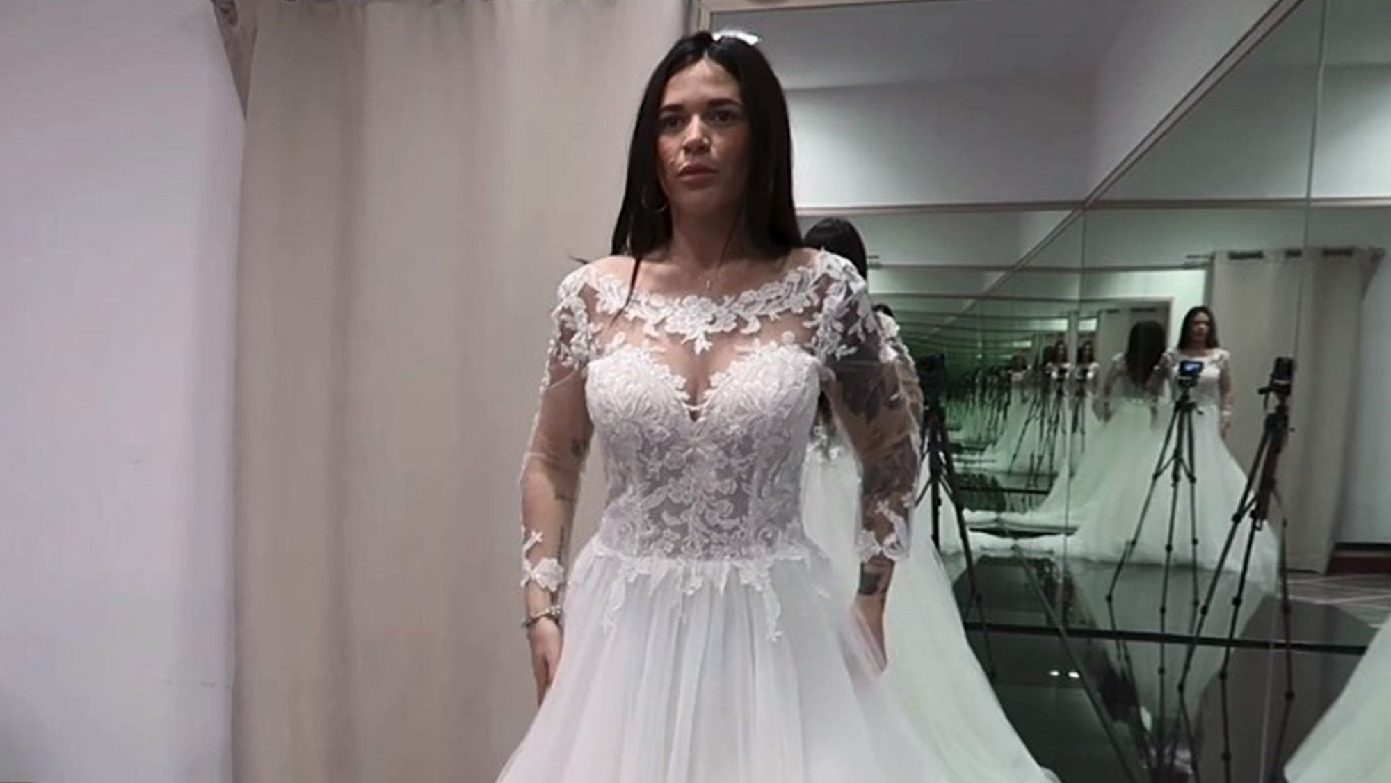 Fiama probándose vestidos de novia