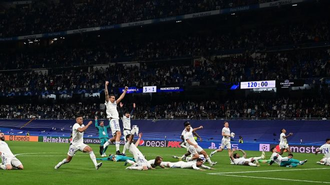 El Real Madrid celebrando con su afición el pase a la final de París