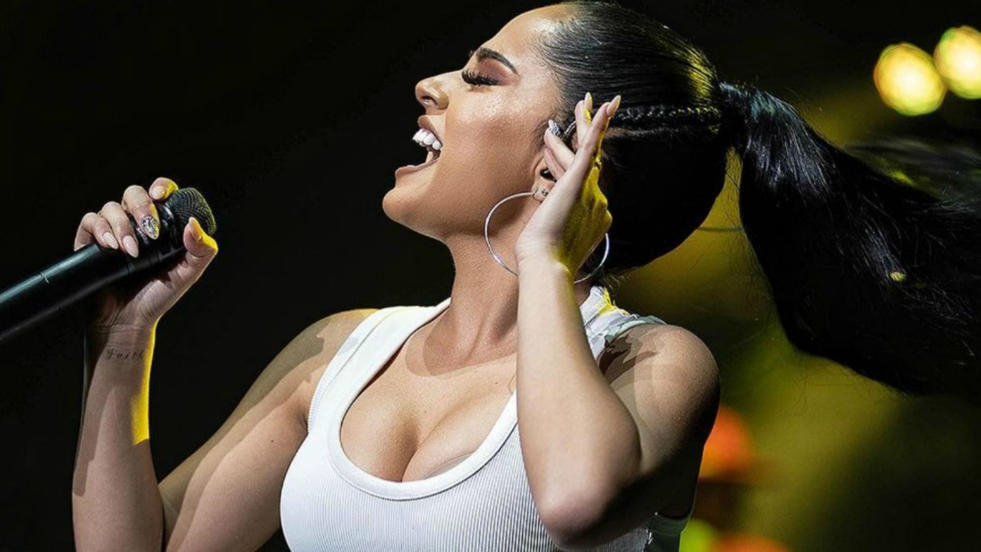 ¿Qué se ha hecho Becky G en la dentadura?