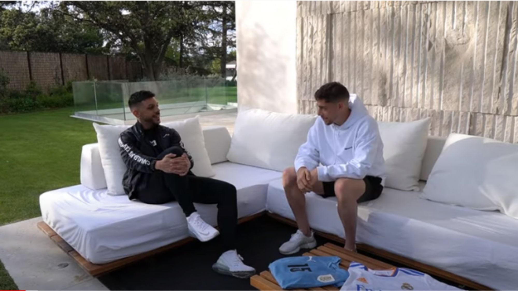 Fede Valverde en el jardín de su casa