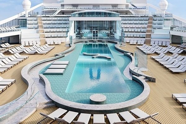 Piscina y terraza del MSC World Europa Piscina y terraza del MSC World Europa