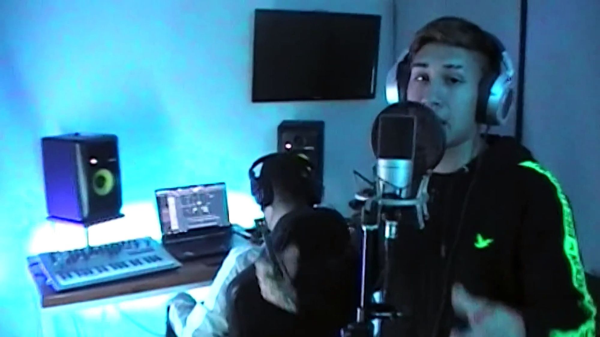Bizarrap grabando en el estudio con John C Bizarrap grabando en el estudio con John C