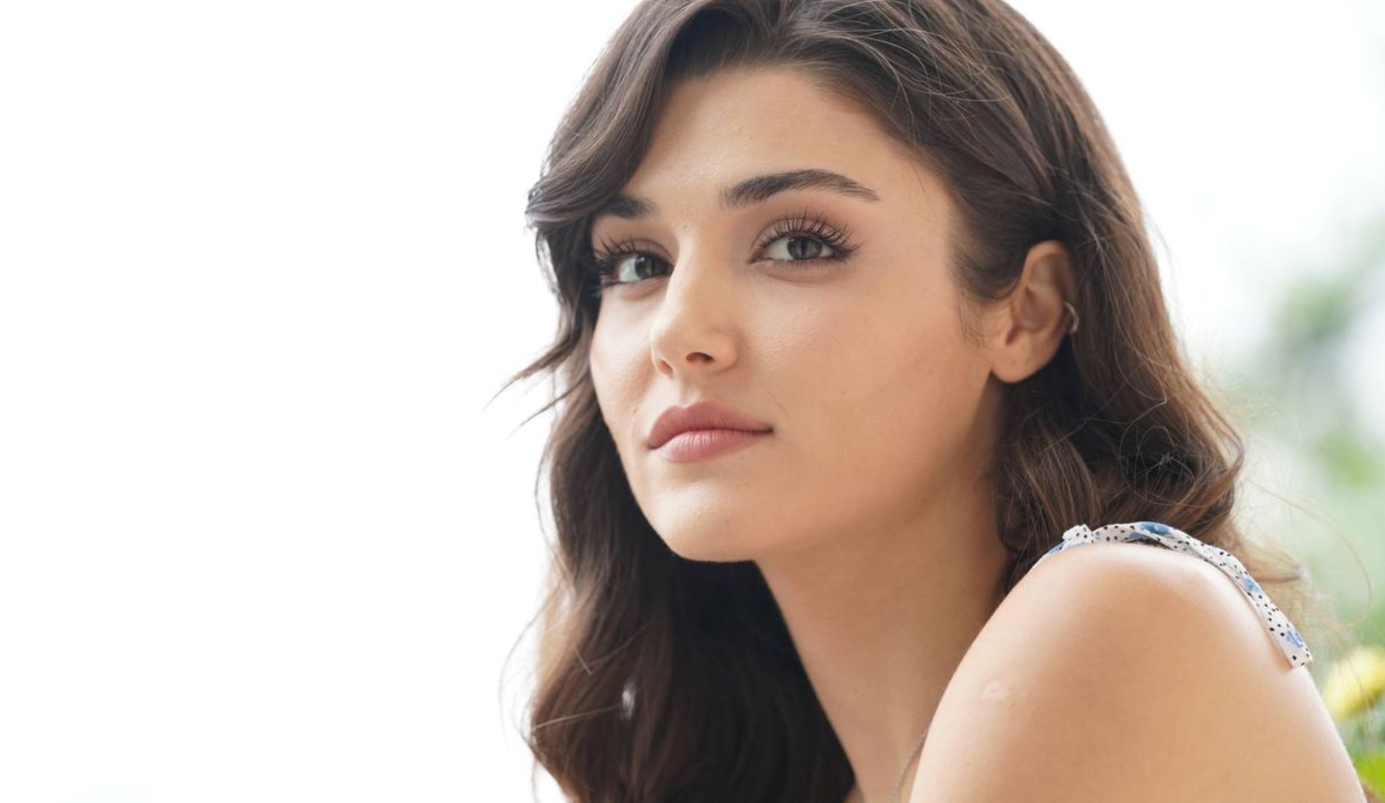 Hande Erçel cuenta cómo espera que sea su futuro embarazo