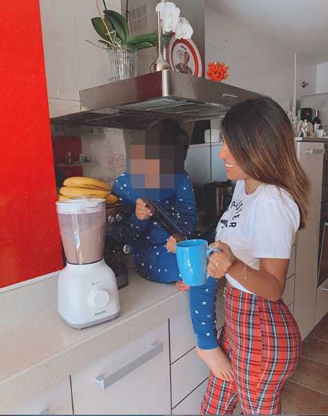Isa Pantoja en la cocina junto a su hijo Isa Pantoja en la cocina junto a su hijo