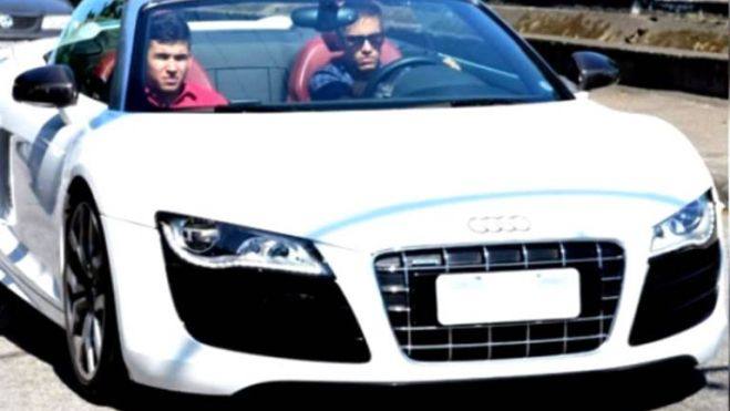 Neymar en Barcelona con el Audi R8 Spyder Neymar en Barcelona con el Audi R8 Spyder