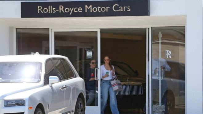 Jennifer López saliendo de una tienda Rolls Royce