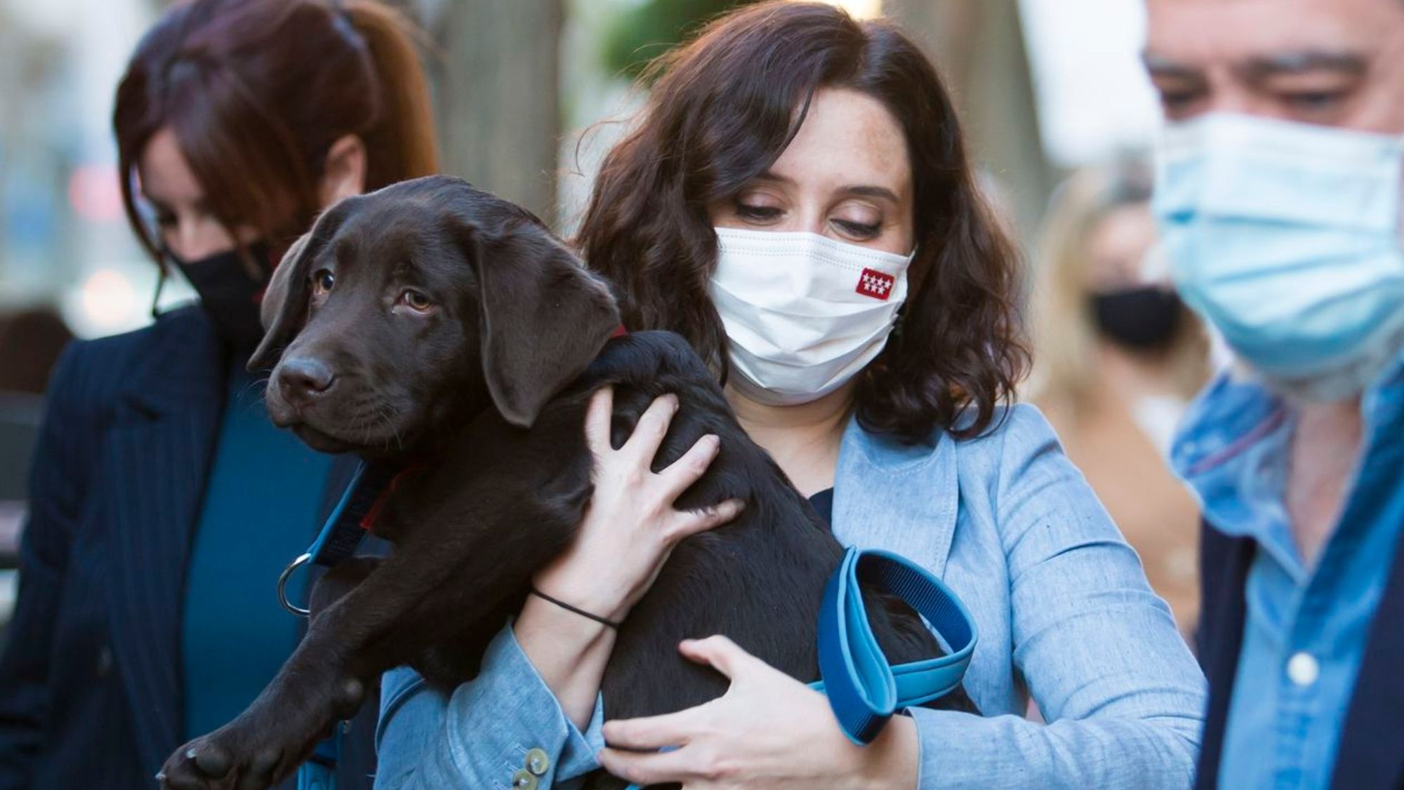 Isabel Díaz Ayuso y su perro