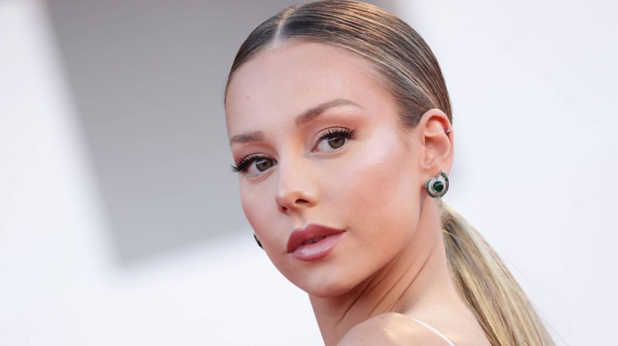 Ester Expósito ya no se corta: celebra que está soltera de nuevo con un posado de infarto