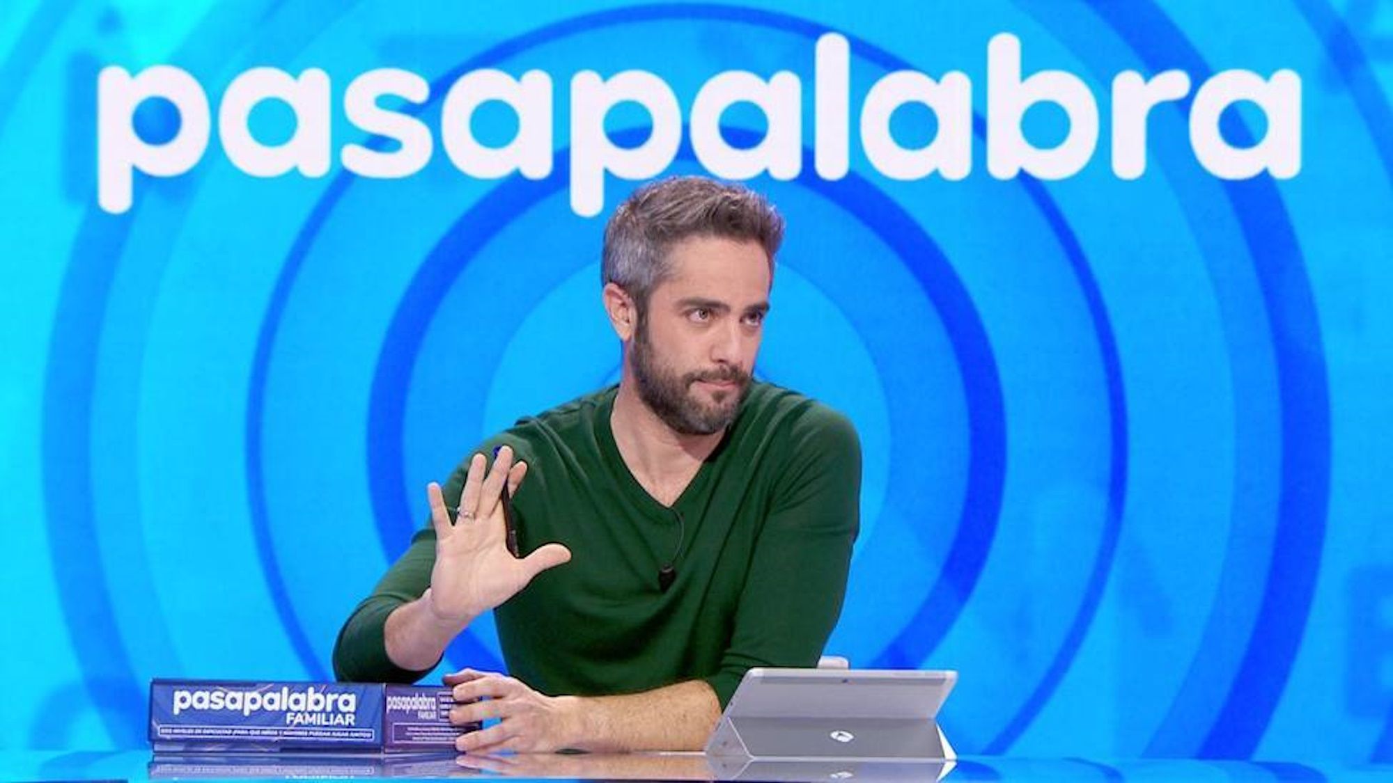 Roberto Leal vive un momento tenso en Pasapalabra se salta las normas y pide que la agarren Roberto Leal vive un momento tenso en Pasapalabra se salta las normas y pide que la agarren