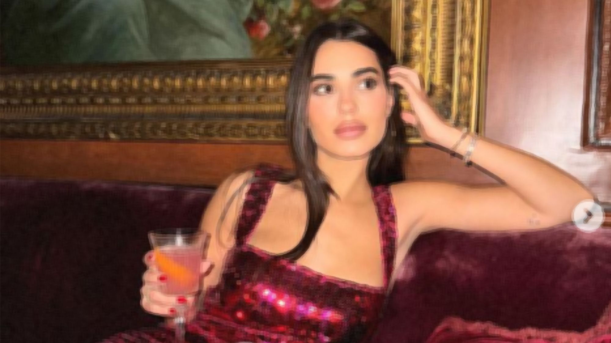 La novia más top que ha pasado por el Real Madrid incendia las redes: posado en bikini por Navidad
