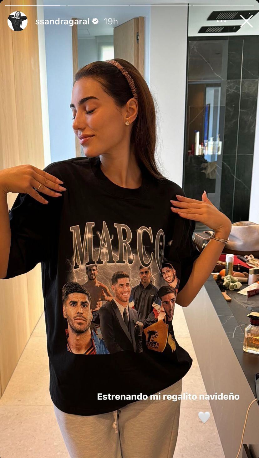 Sandra Garal con una camiseta de Marco Asensio