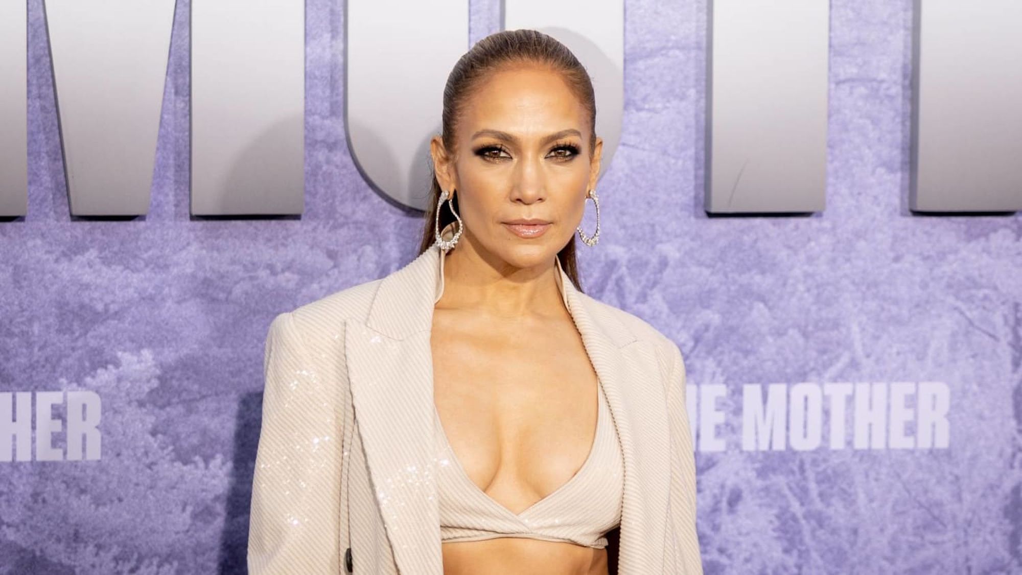 El posado de Jennifer Lopez en ropa interior que sube la temperatura impresionante