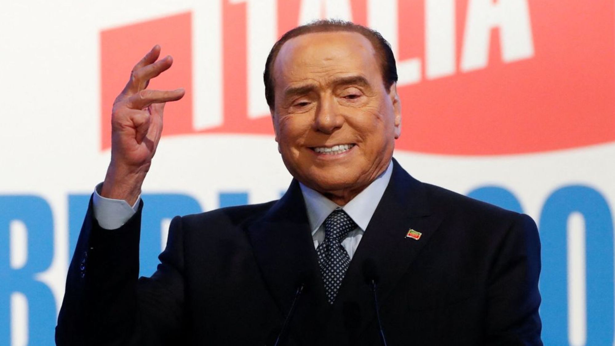Berlusconi hizo una promesa surrealista a sus jugadores: un autobús y mujeres