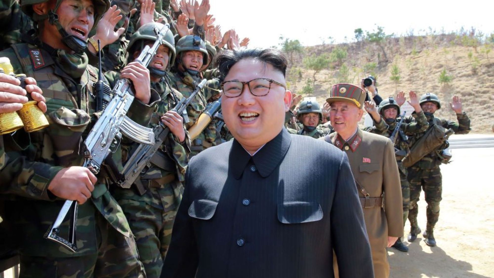 Kim Jong Un revisando las tropas