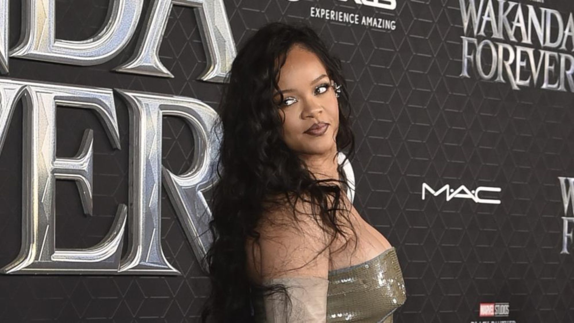 Rihanna ha enloquecido a sus fans: enseña por primera vez a su bebé