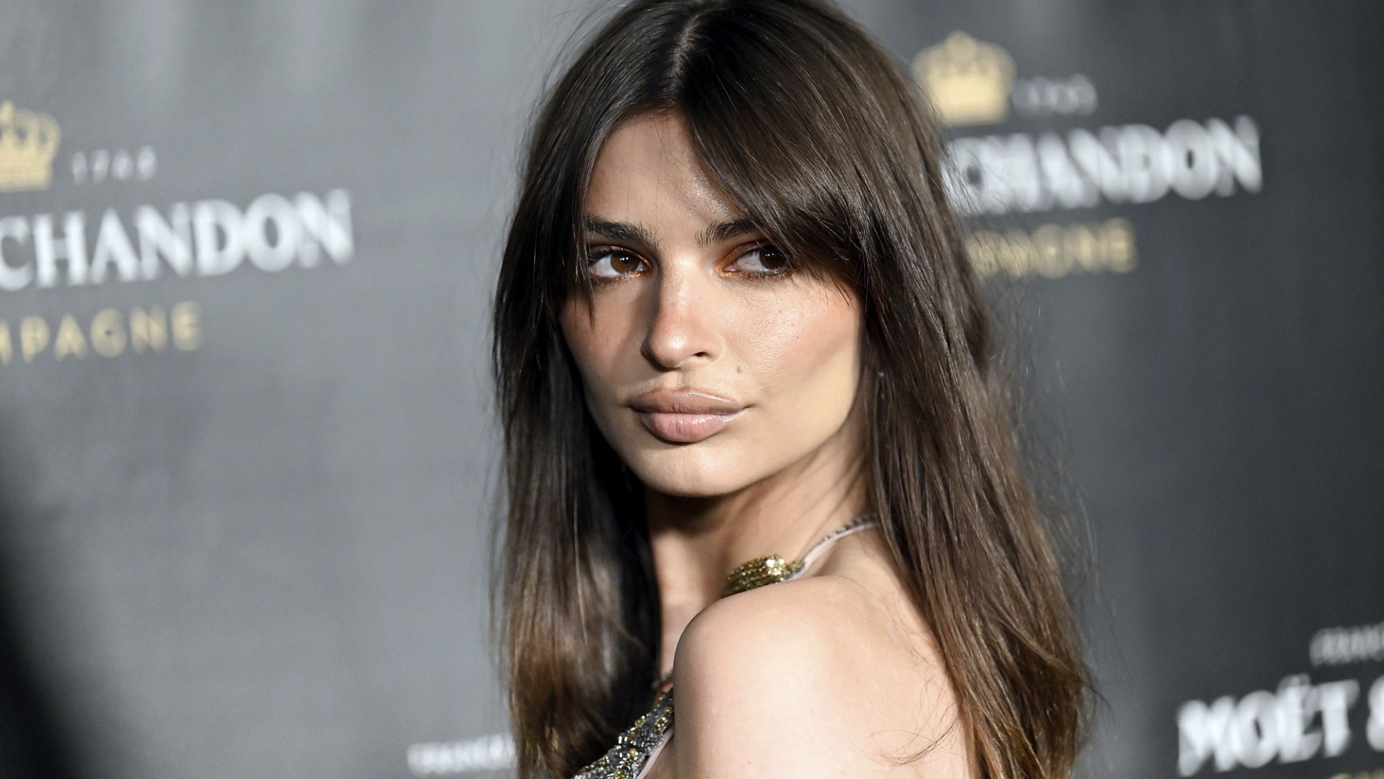 La pillada es brutal: Emily Ratajkowski, en una aplicación para tener citas