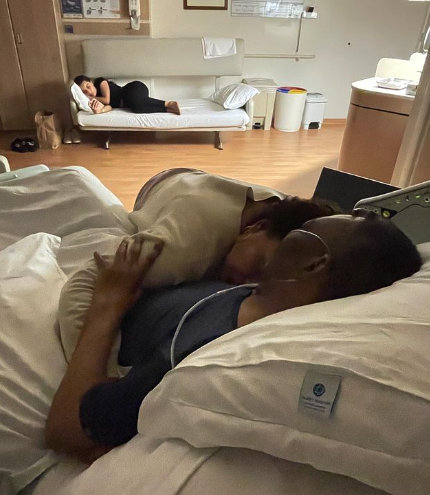 Pelé en un hospital junto a sus hijas Pelé en un hospital junto a sus hijas