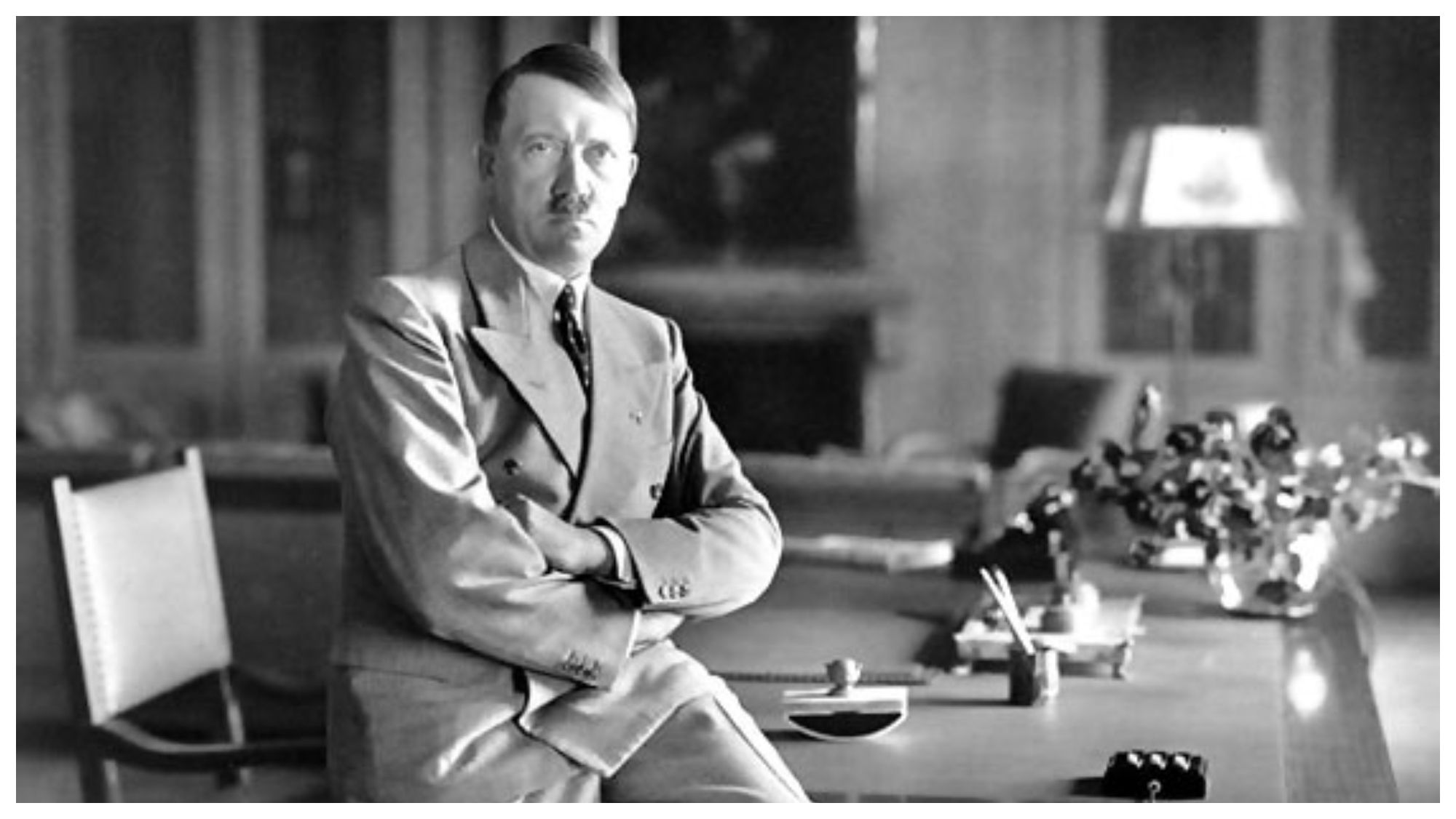 Adolf Hitler en su despacho