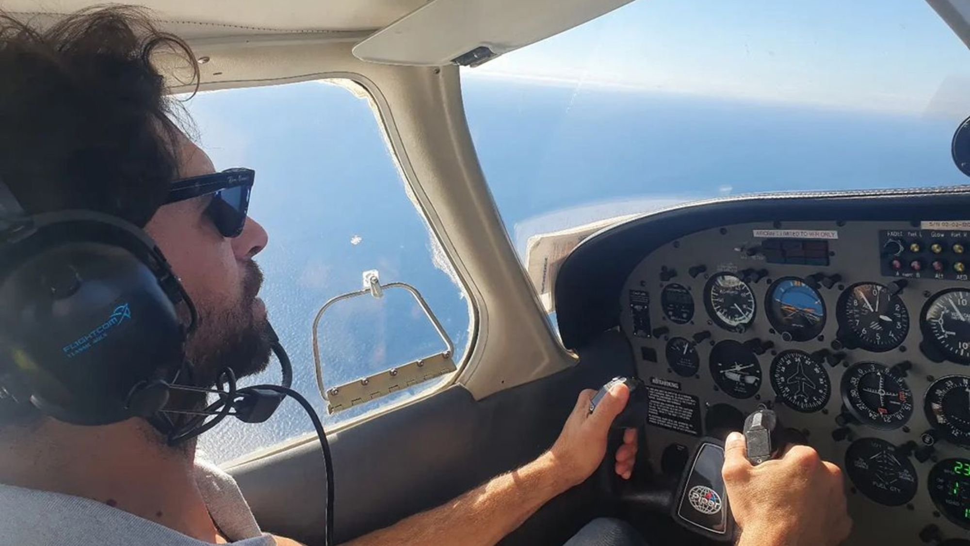 Cayetano Rivera pilotando un avión