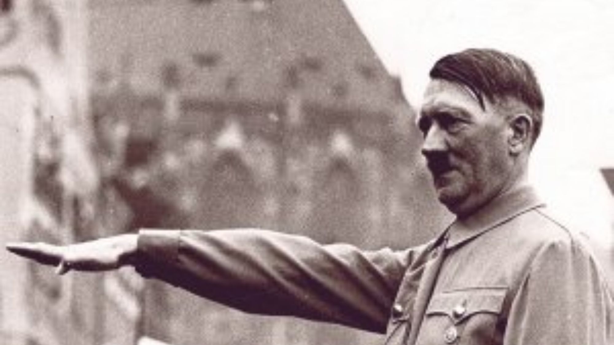 Adolf Hitler saludando a las tropas