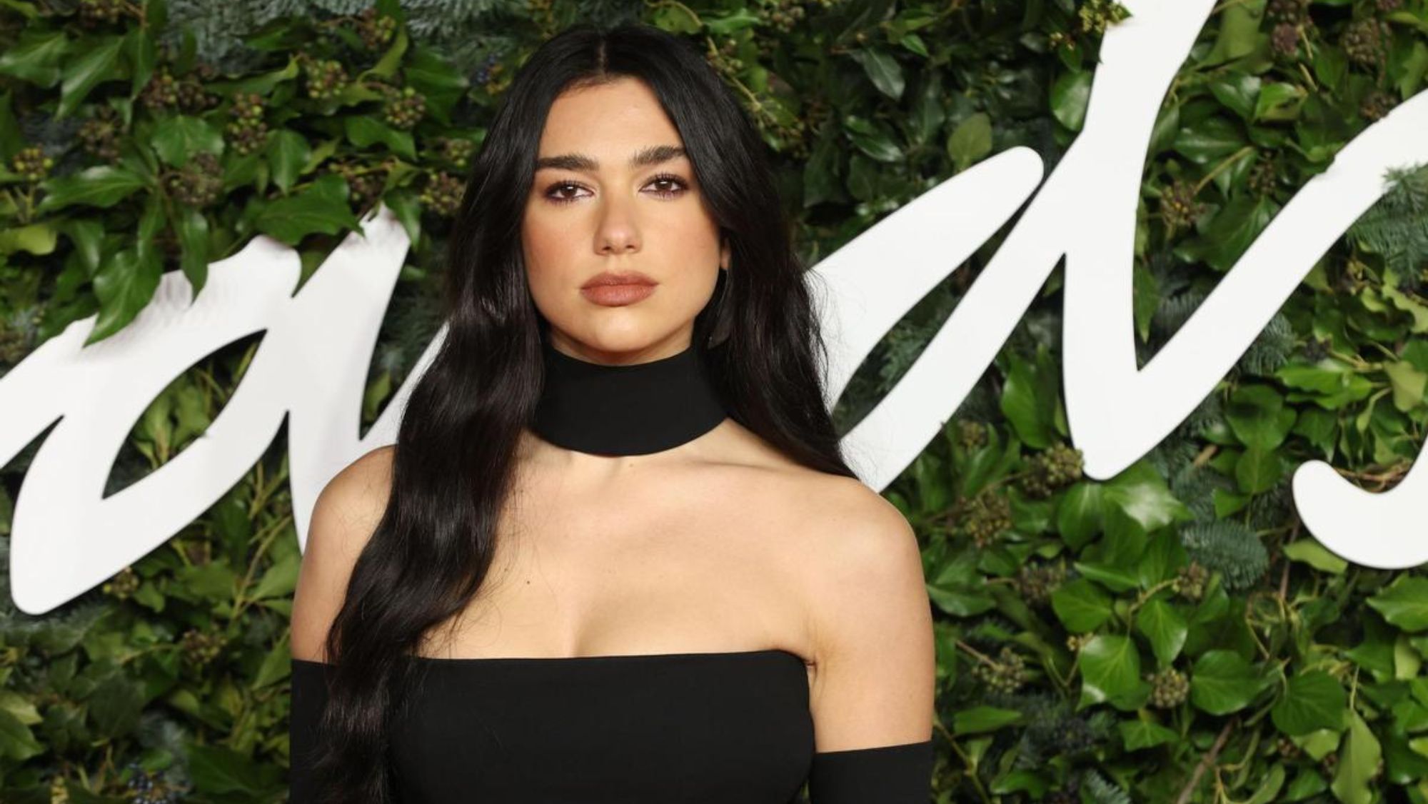 Dua Lipa da el primer campanazo de 2023: este es el look que se llevará