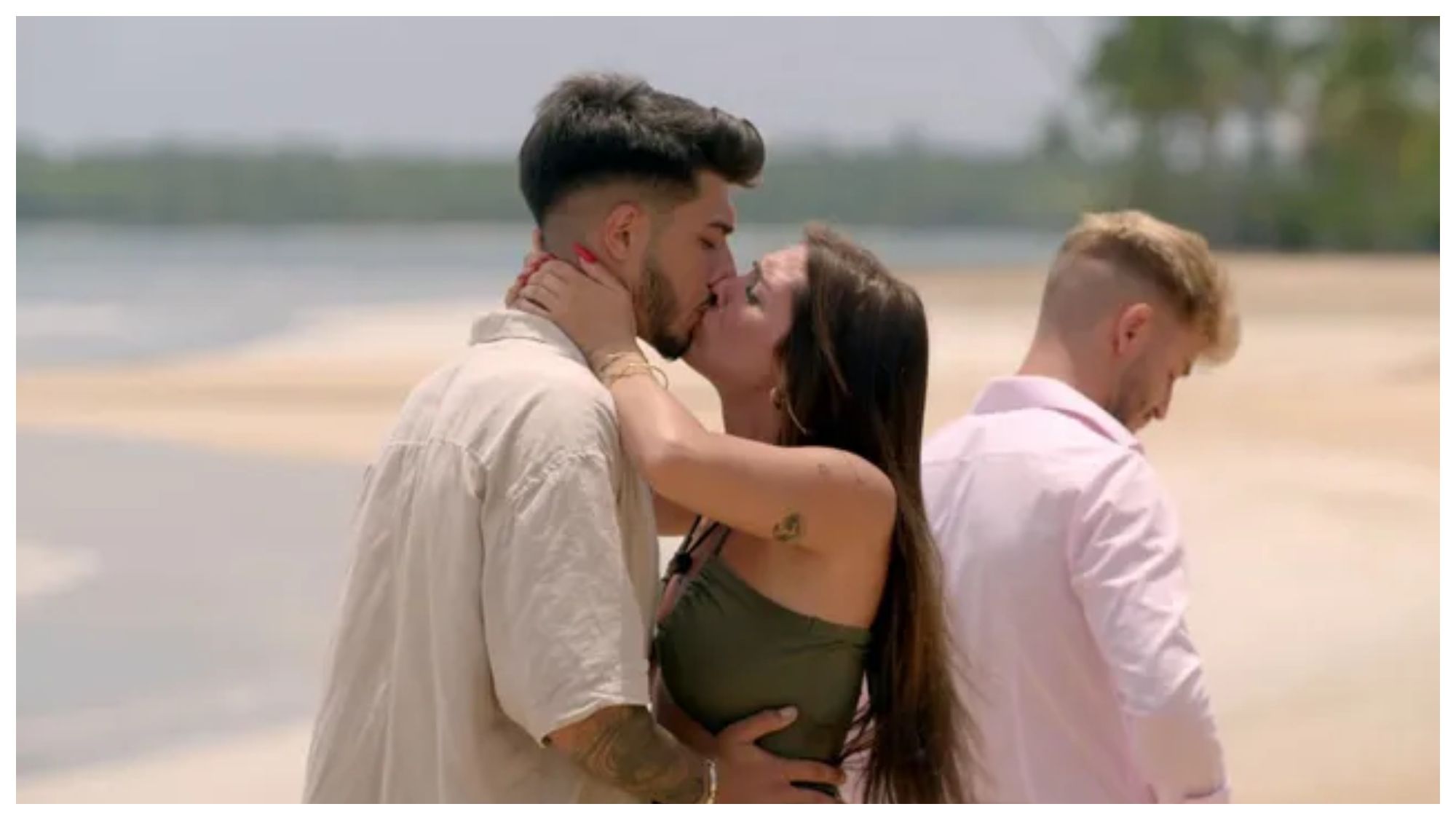 Marina da un beso a su novio Marina da un beso a su novio