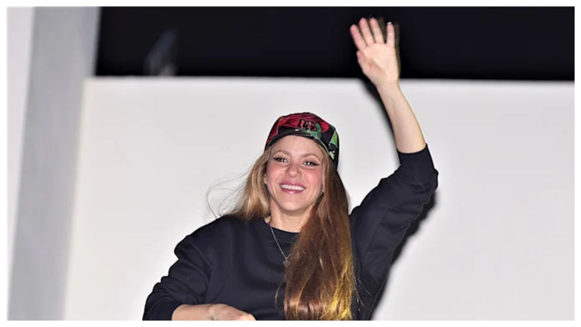Shakira saluda desde su casa a un grupo de fans
