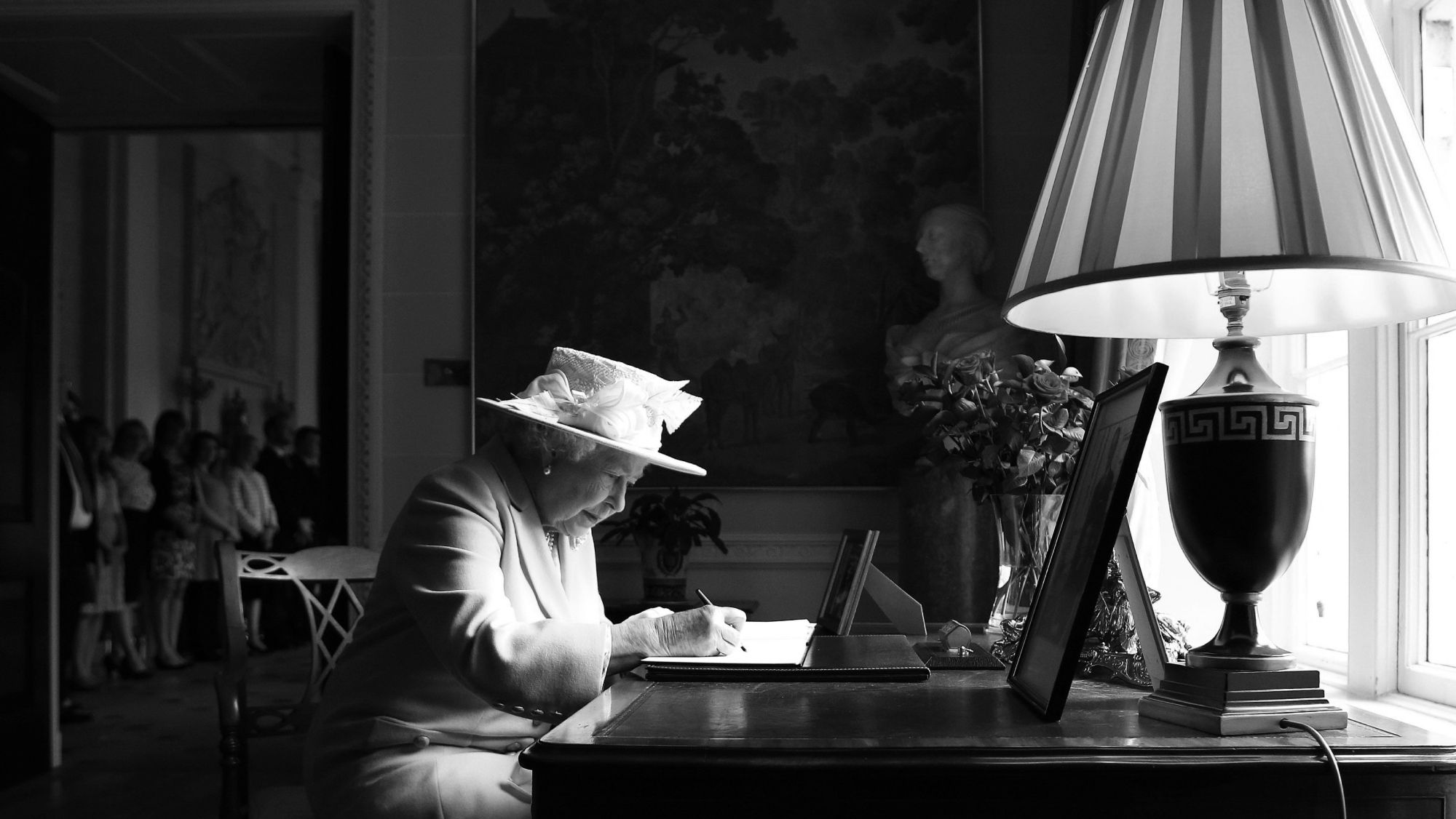 Reina Isabel II trabajando Reina Isabel II trabajando