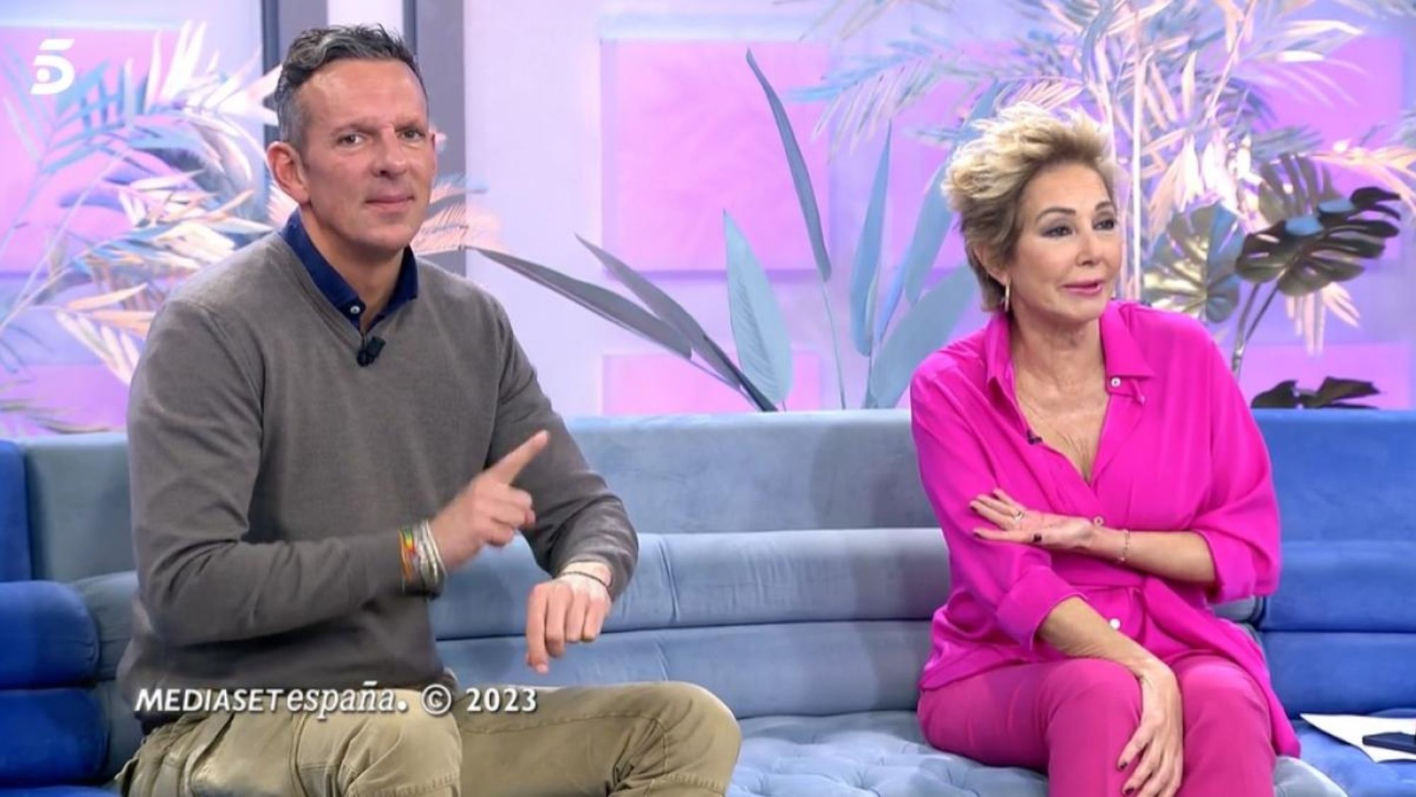 Momento de complicidad entre ambos presentadores Momento de complicidad entre ambos presentadores