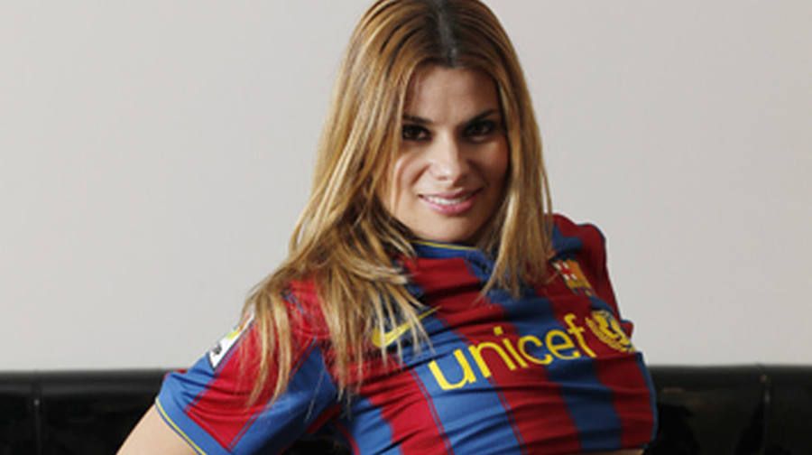 María Lapiedra posando con la camiseta del FC Barcelona.
