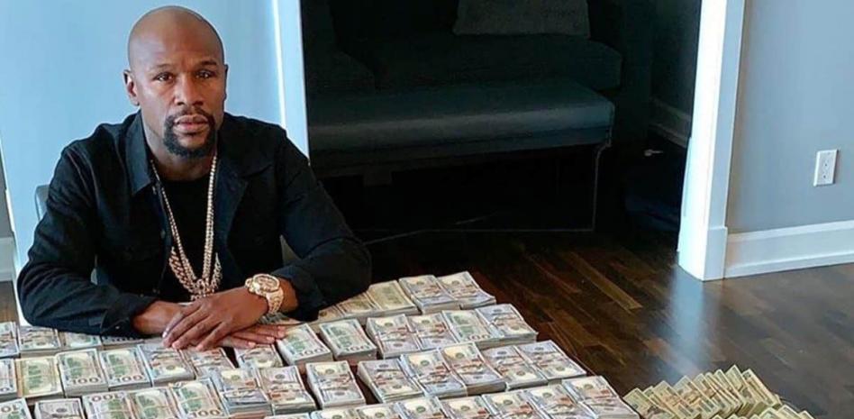 Floyd Mayweather con sus ahorros Floyd Mayweather con sus ahorros